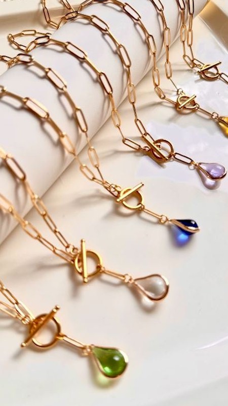 Delicate chains, radiant drops